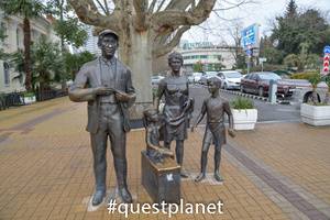 Памятник кинофильму «Бриллиантовая рука» 