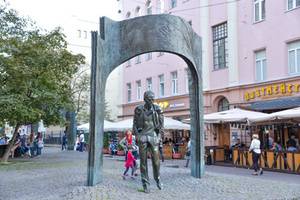 Памятник Булату Окуджаве