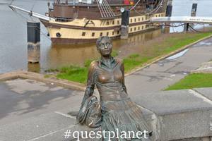 Памятник туристке