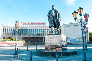 Дом искусств и памятник В. И. Ленину