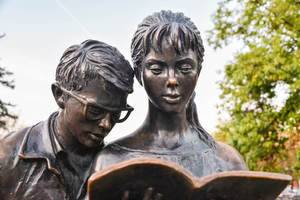 Памятник Шурику и Лидочке